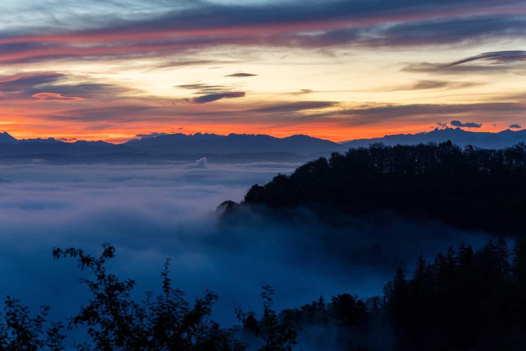 Sunrise at Tiger Hill with sea of clouds